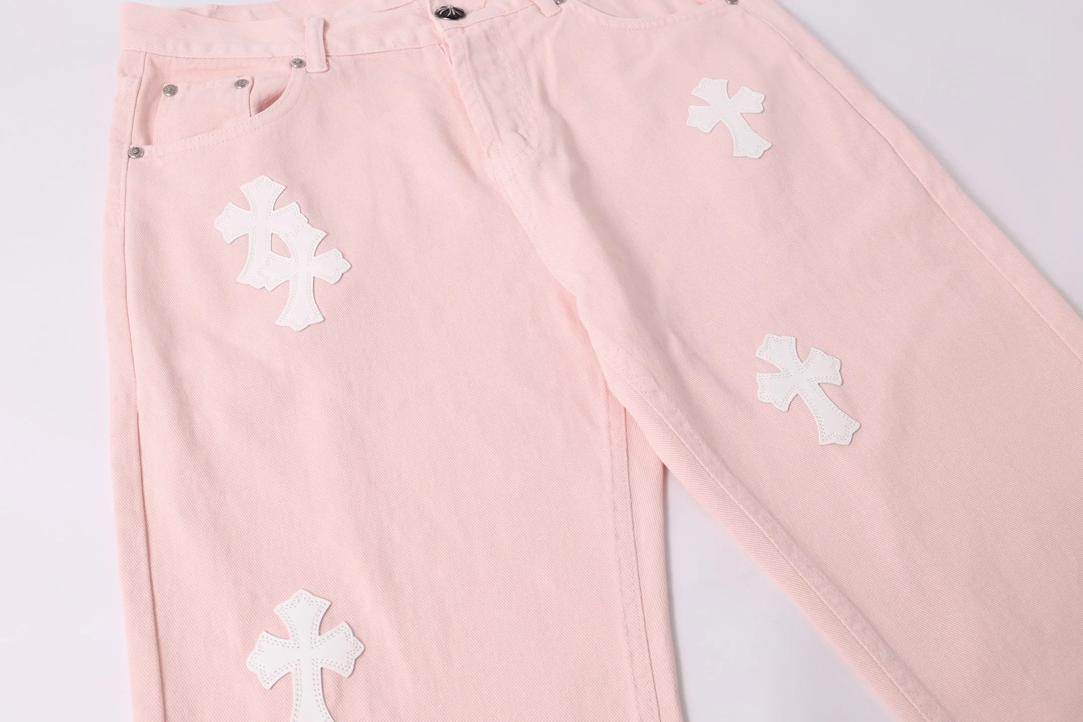 P280 style number: H883 Chrome hearts CH co-branded Drak Miami light pink jeans exude uninhibited personality and unique charm. Every wear and tear is carefully designed to present a unique artistic feel. Made of imported denim fabric, which has undergone heavy industrial washing and destruction treatment, the trousers show a super cool effect on the upper body, allowing you to dominate the fashion stage.  This is more than just a pair of jeans, it is an expression of attitude. With its unique design concept and ultimate pursuit of details, Croxin breaks traditional boundaries and defines the jeans trend in the new era. The trousers are made of double-layer woven fabric with customized hardware. Italian-made special cowhide is printed and cut. Custom-made sheepskin three-layer thick-line leather. The whole body is spliced ​​in heavy water washing. Craftsmen hand-splash ink. You can see the details. Three-dimensional cutting version. Loose and comfortable, not flattering. Makes taller and slimmer. Factory Seiko. Original quality control. Same style for men and women. Can be matched with couples. Versatile recommendation. Must-have jeans for all seasons. Color: light pink. Size: 28-30-32-34.